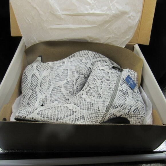 Kenneth Cole Women's Ankle Boots. Size 7..5.  Grey/White. NWT - Picture 10 of 10